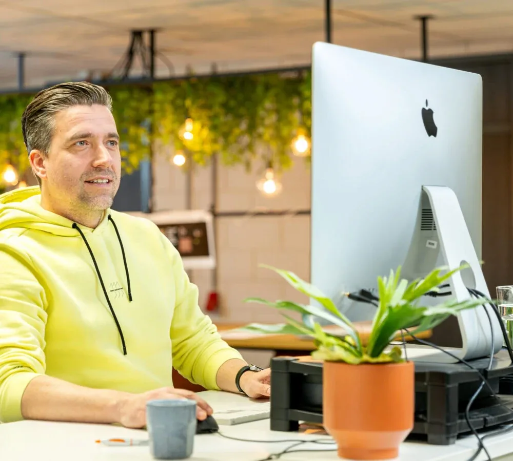 Vormgever MarketingMakkers aan het werk achter computer