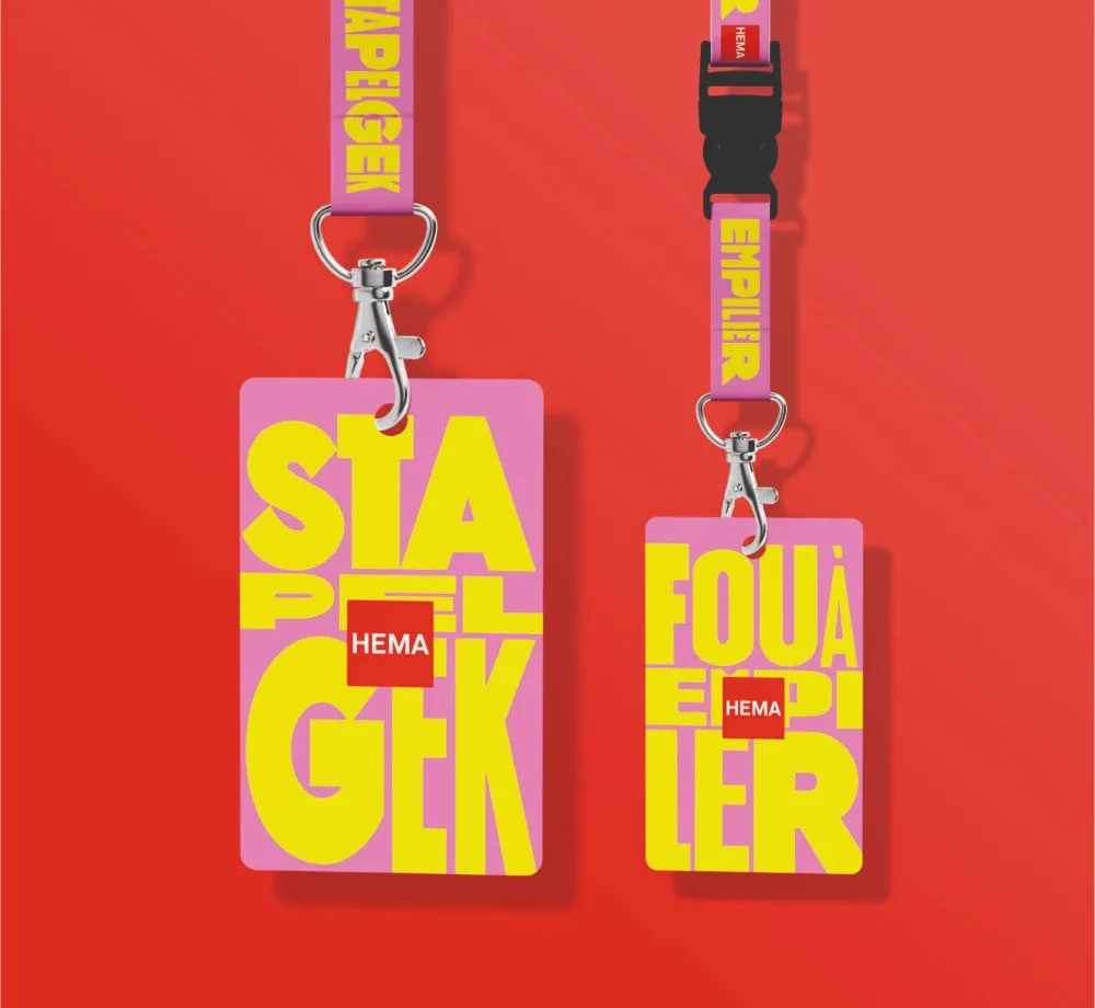 Keycords met pasjes van HEMA met tekst en branding