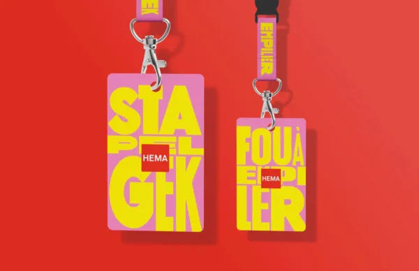 Keycords met pasjes van HEMA met tekst en branding