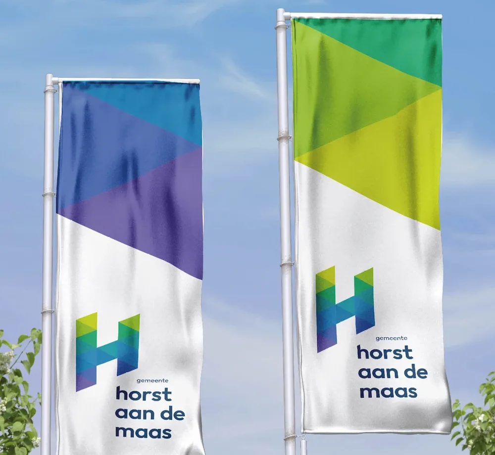 Vlaggen met logo en huisstijl van Gemeente Horst aan de Maas