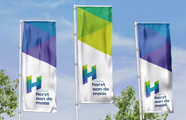 Vlaggen met logo en huisstijl van Gemeente Horst aan de Maas