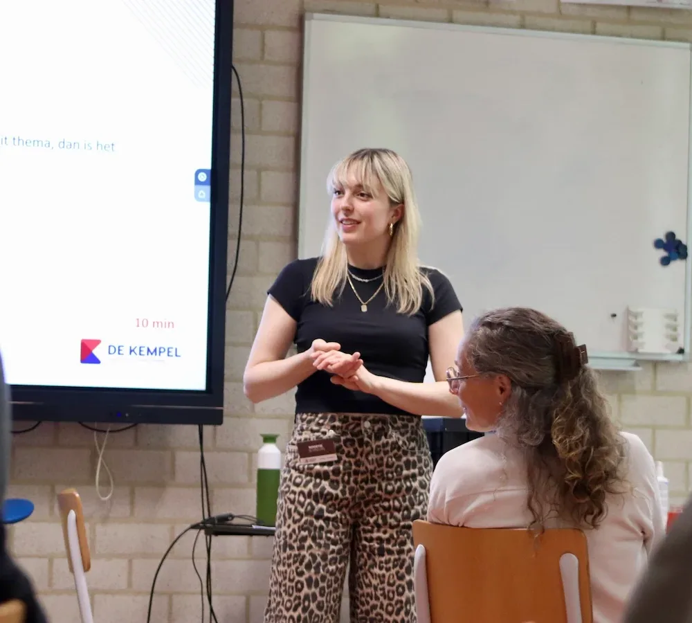 Medewerker van MarketingMakkers aan het woord tijdens een strategische sessie.