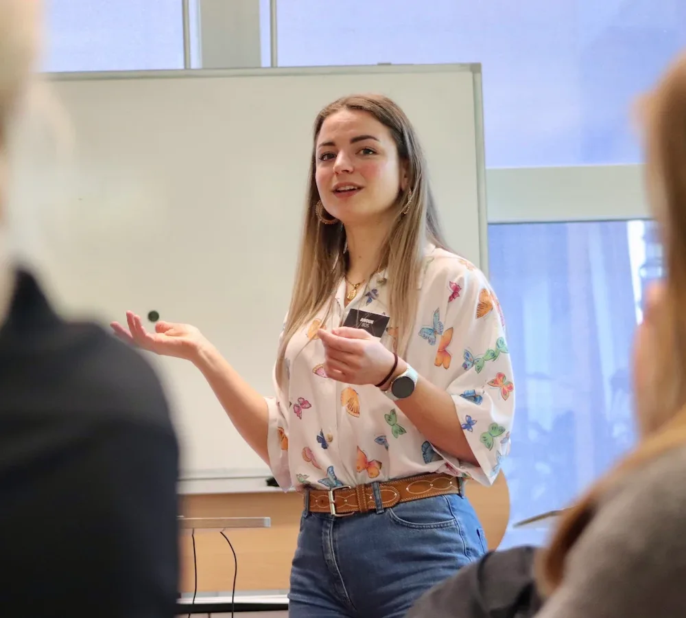 Medewerker van MarketingMakkers aan het woord tijdens een strategische sessie.