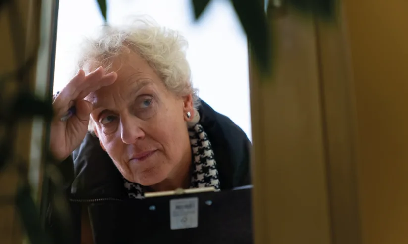 Campagnebeeld van Meldpunt Signaal met bezorgde oudere vrouw