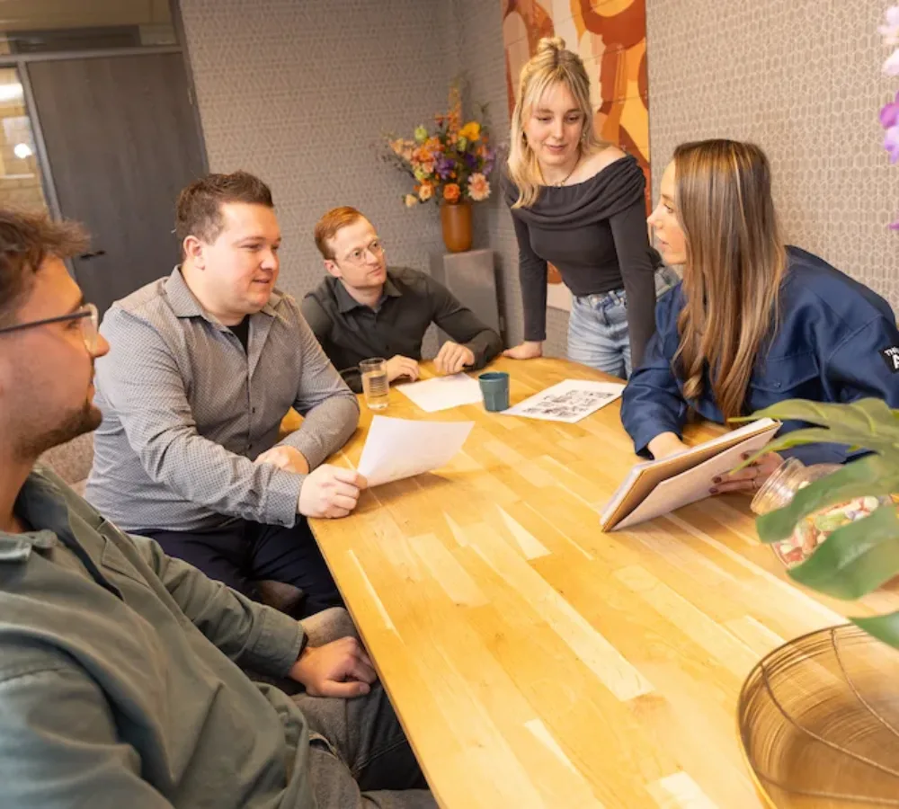 Team van MarketingMakkers in overleg aan tafel