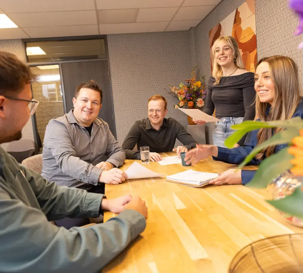 Team van MarketingMakkers in overleg aan tafel