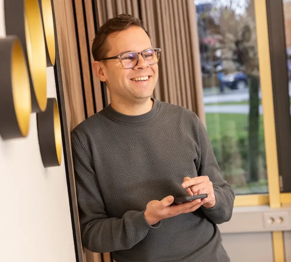Medewerker van MarketingMakkers bekijkt websitecontent op telefoon