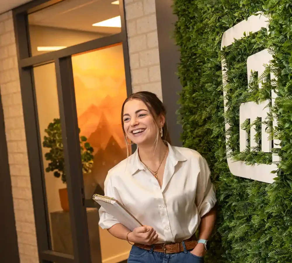 Medewerker MarketingMakkers met notitieboek op kantoor