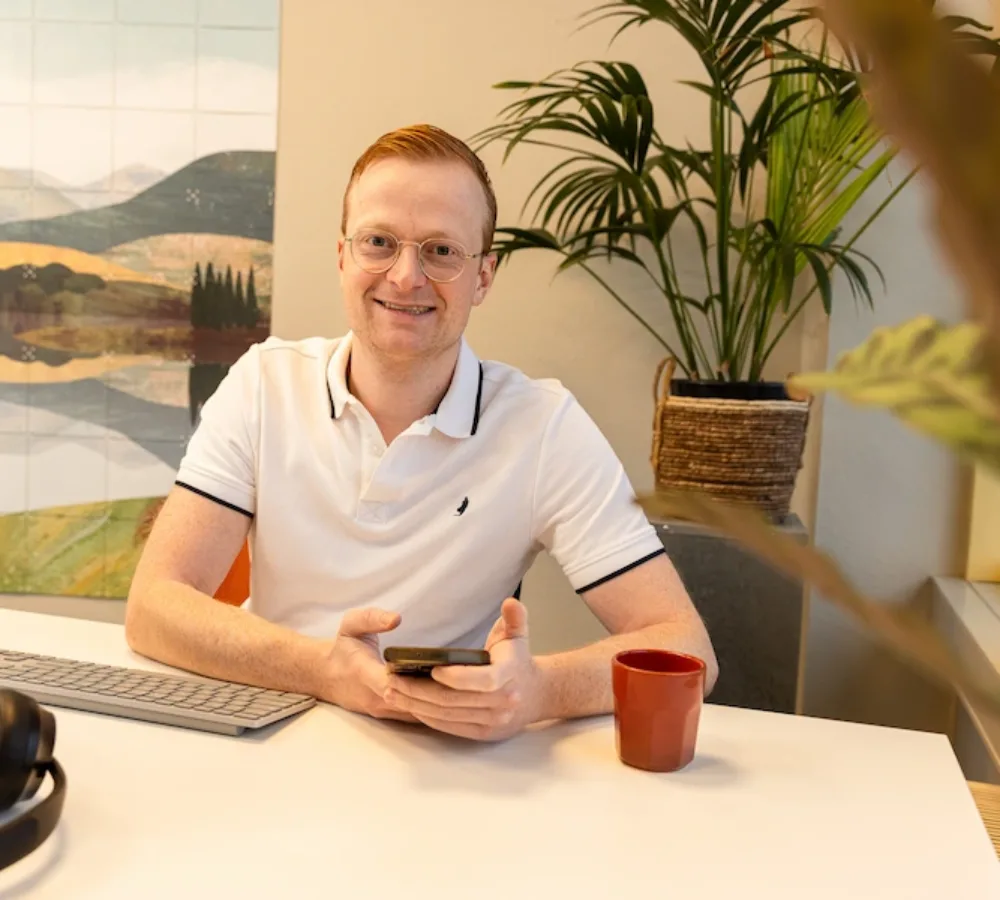 Medewerker van MarketingMakkers bekijkt artikelen op telefoon