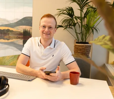 Medewerker van MarketingMakkers bekijkt artikelen op telefoon