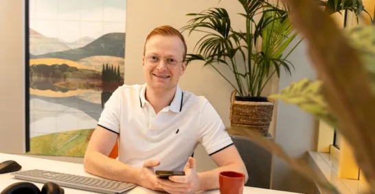 Medewerker van MarketingMakkers bekijkt artikelen op telefoon