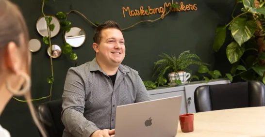 Medewerker van MarketingMakkers werkt achter laptop