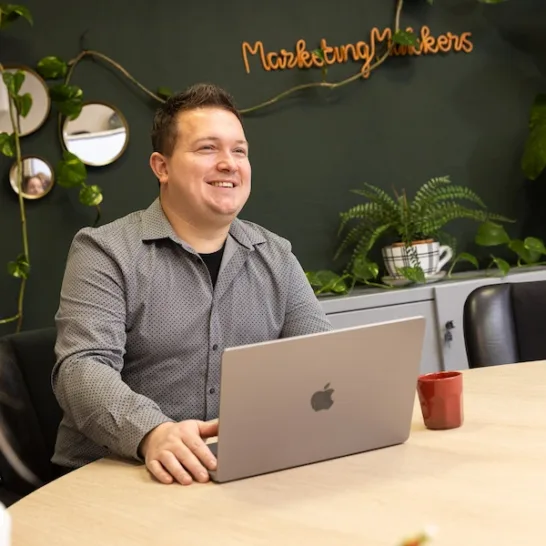 Medewerker van MarketingMakkers werkt achter laptop