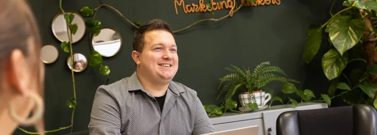 Medewerker van MarketingMakkers werkt achter laptop