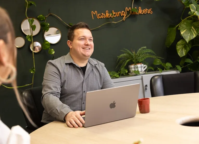 Medewerker van MarketingMakkers werkt achter laptop