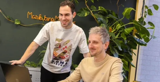 Twee medewerkers van MarketingMakkers werken samen achter laptop