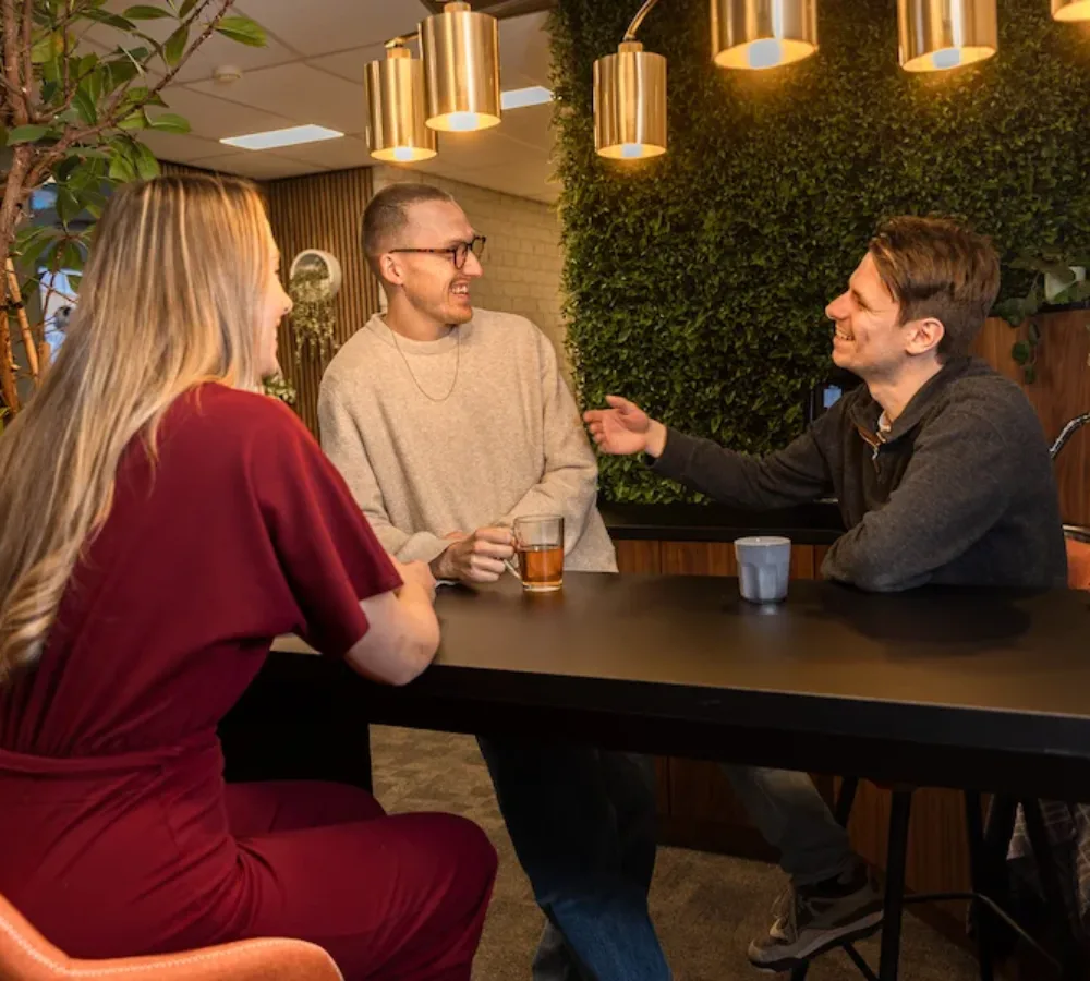 Drie medewerkers van MarketingMakkers in overleg aan tafel