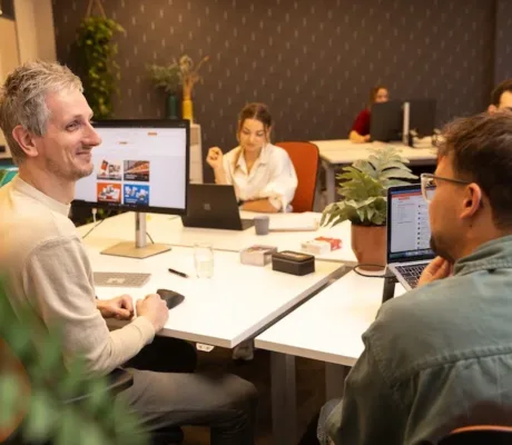 Twee medewerkers van MarketingMakkers in overleg over website aan bureau