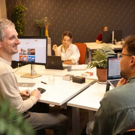Twee medewerkers van MarketingMakkers in overleg over website aan bureau