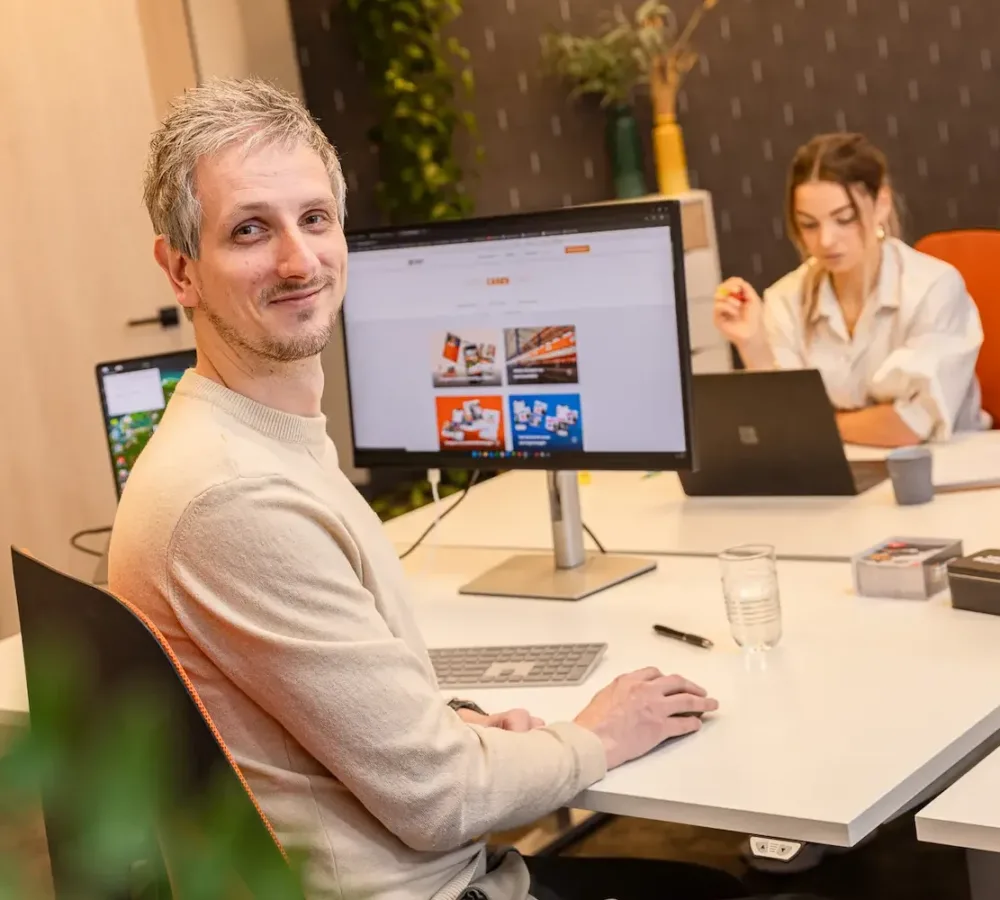 Medewerker van MarketingMakkers werkt achter computer met overzicht op scherm
