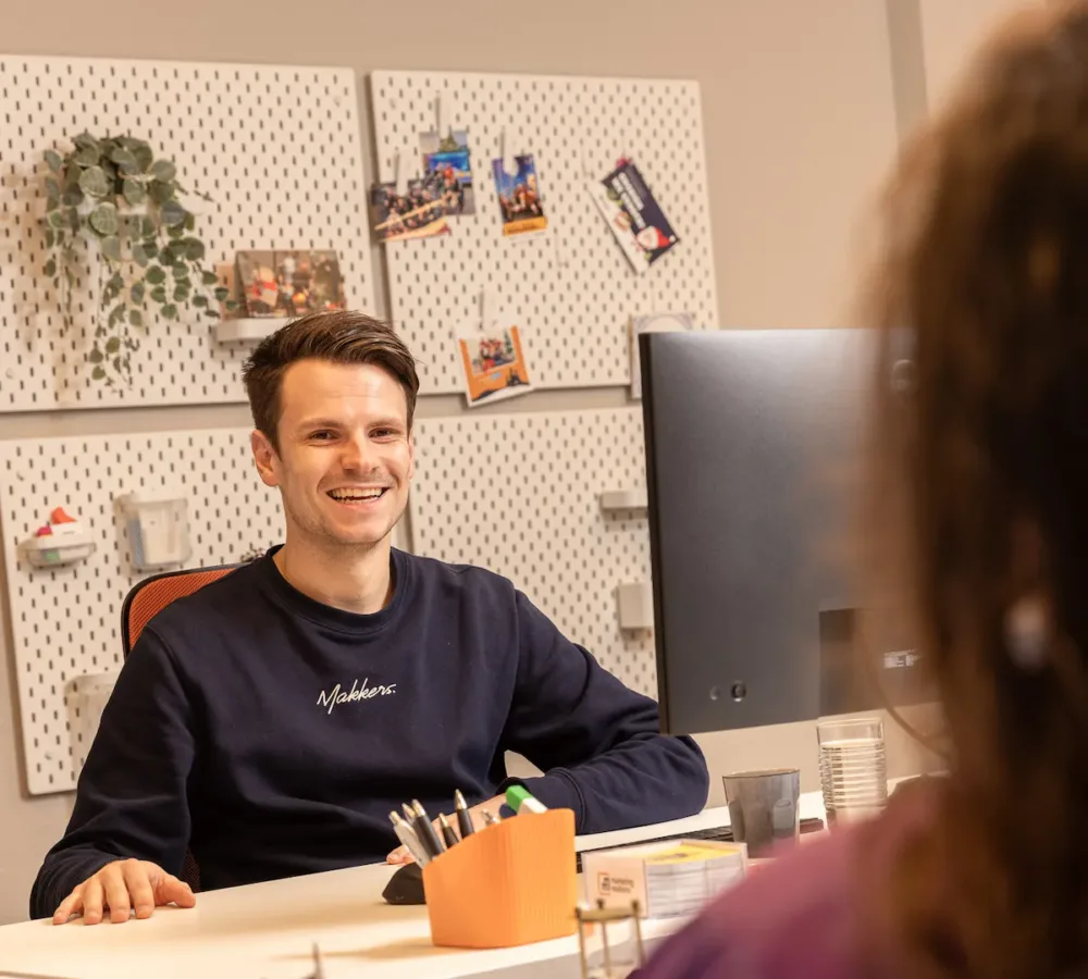 Medewerker van MarketingMakkers werkt achter computer aan bureau