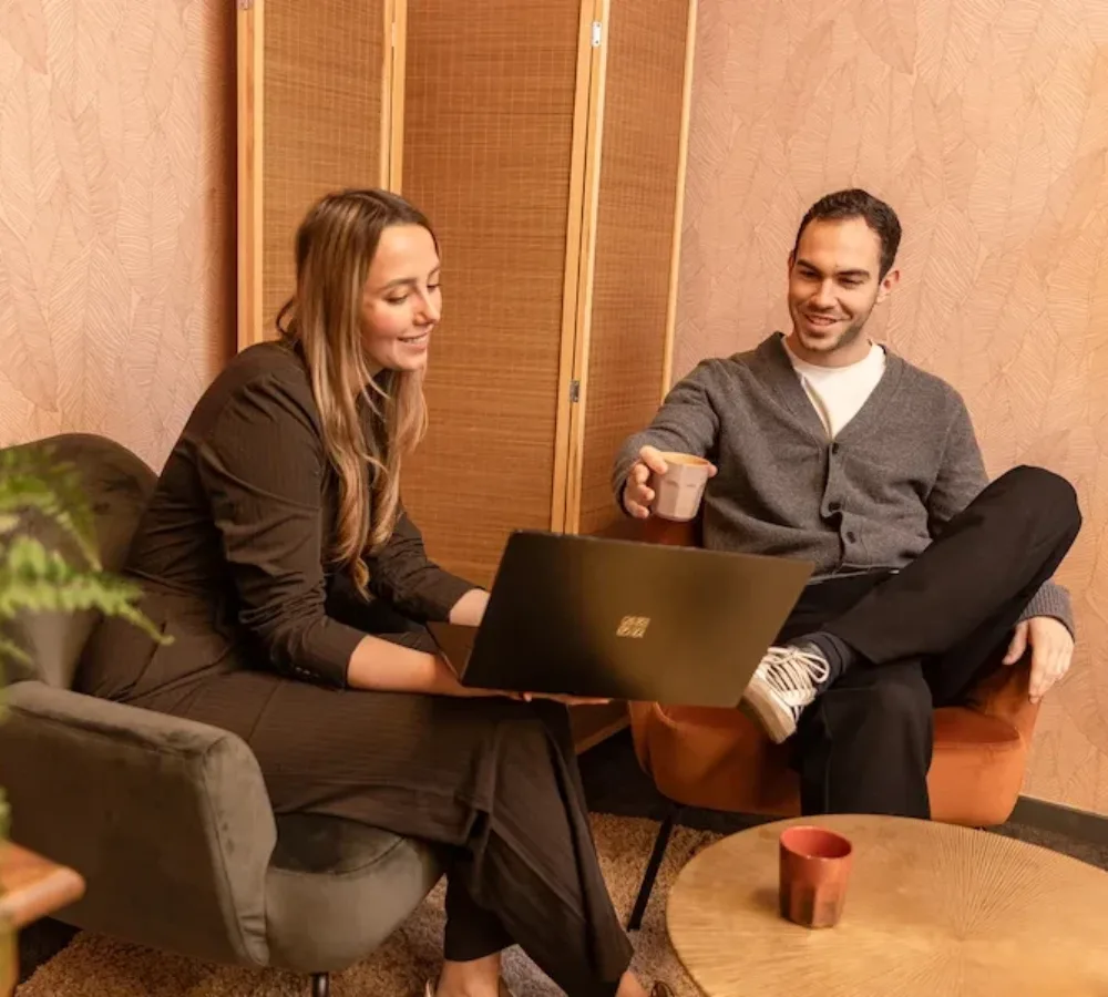 Twee medewerkers van MarketingMakkers bespreken content met laptop