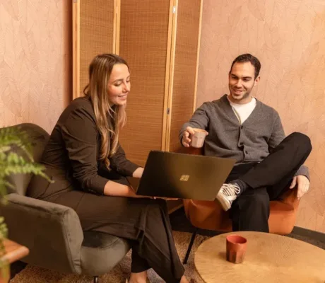 Twee medewerkers van MarketingMakkers bespreken content met laptop