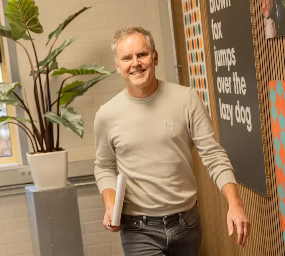 Medewerker van MarketingMakkers loopt door kantoor