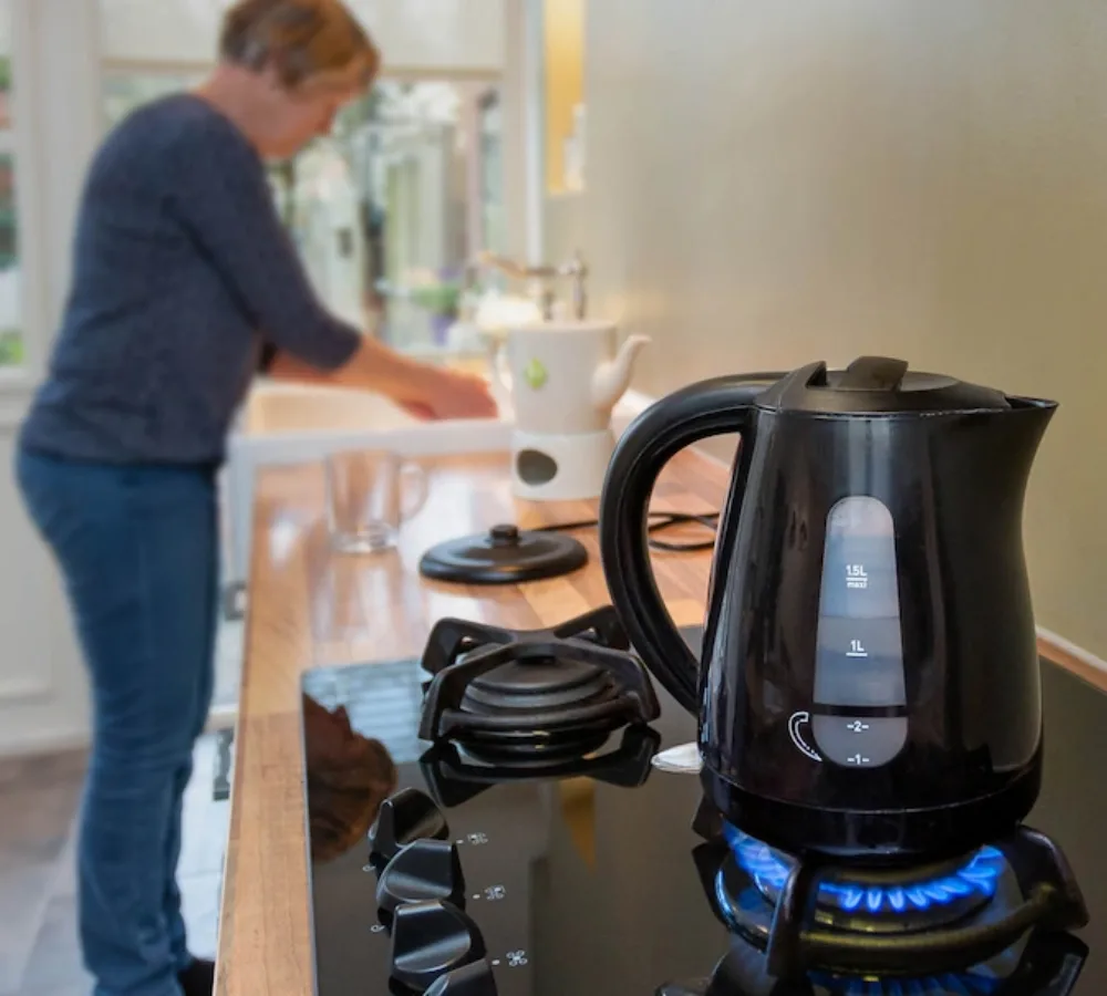 Campagnebeeld van Meldpunt Signaal met waterkoker in huiselijke situatie
