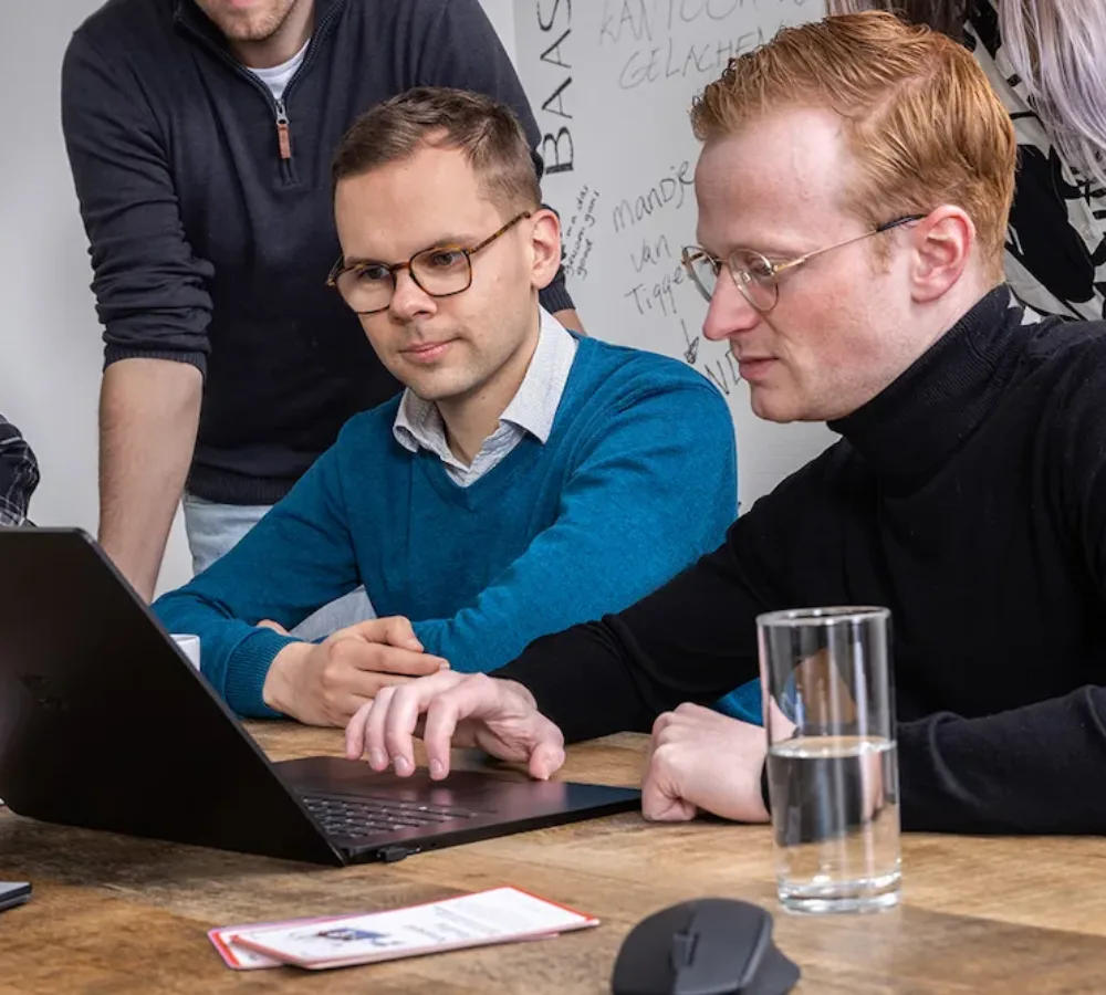 Team van MarketingMakkers werkt samen achter laptop