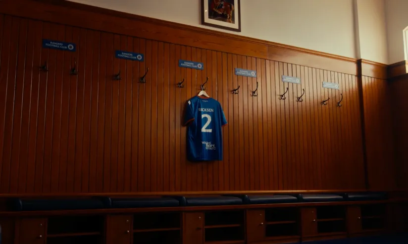 Voetbalshirt van Fernando Ricksen met nummer 2 in kleedkamer