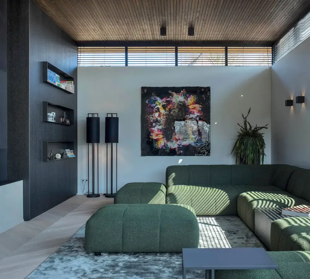 Modern interieur met maatwerk wandafwerking van Verhaag