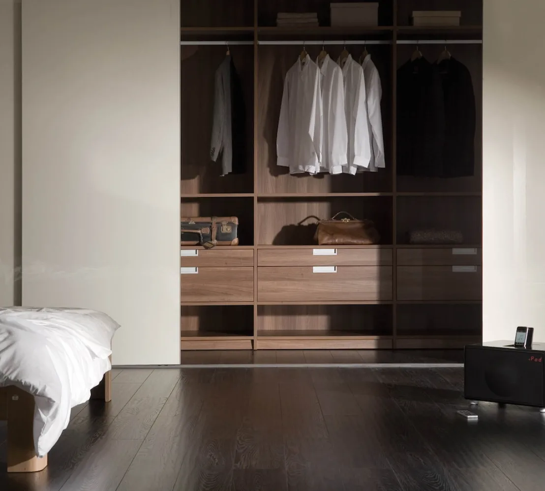 Slaapkamer met open inbouwkast en kleding