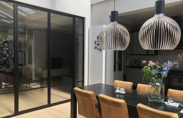 Interieur met glazen schuifdeuren en eettafel