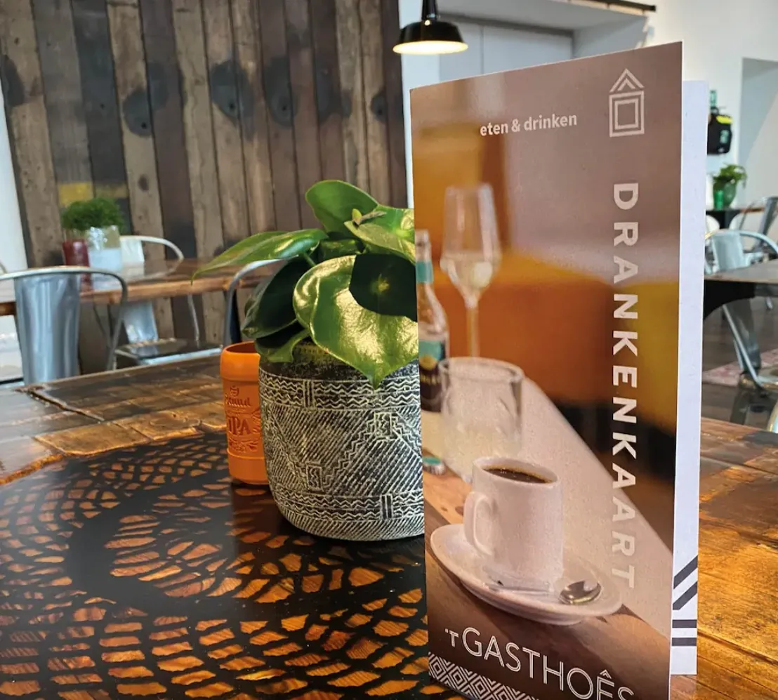 Menukaart van ’t Gasthoês op tafel in interieur