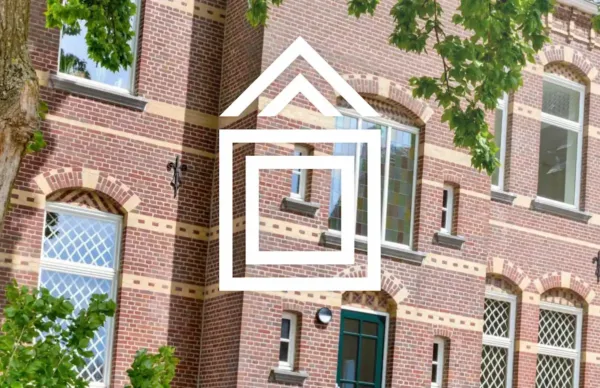 Gevel van ’t Gasthoês met logo over afbeelding